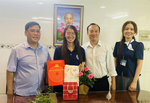 Chi bộ trường THCS Văn Lang tổ chức Lễ trao Quyết định công nhận đảng viên chính thức